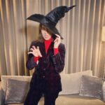 Aubrey Plaza Instagram - 1 DAY UNTIL THE #CHRISTMASWITCH APPEARS ON SHELVES EVERYWHERE and also at the @powerhousearena with signed bookies!!! #yuletidewitch #chrismaswitchiscoming 📚 🧙🏽‍♀️ 🎄