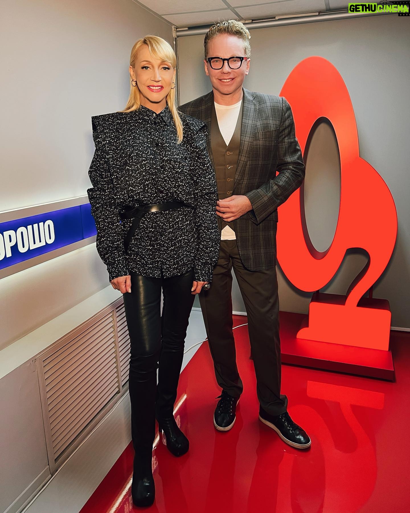 Kristina Orbakayte Instagram - Вчера в эфире @russkoe_radio была в гостях у @baranovskaya_tv говорили о многом, а мы с @edgar_rivegauche даже презентовали мой аромат “Kristina” 💖 А завтра, 21 ноября, я буду в любимом городе Санкт-Петербурге! Если погода позволит, прогуляюсь по невероятно красивому историческому центру и обязательно загляну в магазин РИВ ГОШ «Пассаж» на Клиентский день бренда Clarins. Где нас всех ждут скидки, подарки, море позитива и отличного настроения!
#кристинаорбакайте
#ривгош