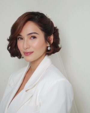 Jennylyn Mercado Instagram - Make up👰🏻‍♀️ : @antheabueno 
Hair : @bianca_anne_vergara17
Lashes : @tokyoglamph
Jewelry : @loverocksjewelry