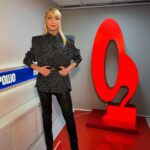 Kristina Orbakayte Instagram - Вчера  в эфире @russkoe_radio была в гостях у @baranovskaya_tv говорили о многом, а мы с @edgar_rivegauche даже презентовали мой аромат “Kristina” 💖 А завтра, 21 ноября, я буду в любимом городе Санкт-Петербурге! Если погода позволит, прогуляюсь по невероятно красивому историческому центру и обязательно загляну в магазин РИВ ГОШ «Пассаж» на Клиентский день бренда Clarins. Где нас всех ждут скидки, подарки, море позитива и отличного настроения!

#кристинаорбакайте
#ривгош