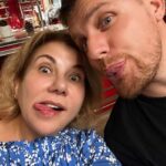 Marina Fedunkiv Instagram - Уже завтра, 25 ноября, с теми, кто в Москве и придёт в Библио глобус @biblio.globus , я увижусь на презентации книги «Жизнь сквозь смех». 
Практически на каждой встрече и в каждом интервью меня спрашивают, почему я решила выпустить ее сейчас, о чем она. 
Я обещала рассказывать здесь и даже публиковала отрывки. В книге открыто и подробно я описываю свои жизненные моменты, которые, как выясняется близки многим: и забавные, а порой смешные истории из детства, сложности становления и внутренние сомнения. Не скрываю говорю и о женских неудачах, а также запоздалом начале большой актерской карьеры аж в 37 лет.  Есть там и смешные гастрольные моменты, и некоторые детали закулисья шоу-бизнеса. Много и о лично моем опыте тотального психологического и регулярного физического насилия в семейной жизни, о том, как я выбиралась из него и что было после. 
В-общем, мне правда очень хочется, чтобы все, кто прочитают книгу, на моих историях смогли убедиться, что сомневаться в себе -можно, но лучше не сильно, что жизнь крайне непредсказуема и что даже когда кажется: нет сил, опускаются руки- нужно максимально постараться не отчаиваться. А главное, после всех сложностей и проблем можно стать счастливыми и искренне радующимися этой жизни. Такими как мы со Стефано на этом фото 🥰🤣

#федункив #маринафедункив #книга #жизньсквозьсмех #муж #стефано #камеди #презентация #актриса #певица #прикол #советскаяльвица