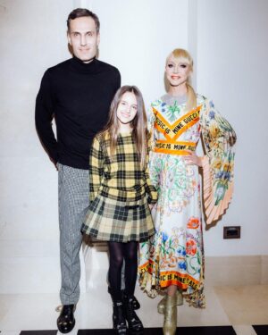 Kristina Orbakayte Instagram - Вчера, после съёмки в Новогоднем Огоньке, Клавочка впервые в жизни попросила взять её с собой на светское мероприятие! ⚡️Это была премия журнала @okmagazine_ru  А я выгуляла платье из новой коллекции #Gucci100 #кристинаорбакайте #kristinaorbakaite 💐