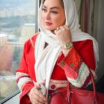 Elham Hamidi Instagram - .
روزهای تقویم یکی یکی گذشتن تا به امروز برسن.
روز تولدم، خدا به من نزدیک‌تره، به آرزوهام گوش میده، صدام تا آسمون هفتمش بالا میره!
تو این روز قشنگ پاییزی، به اندازه تموم برگ‌هایی که از درخت می‌افته برای خودم، همسرم، شیرینی‌های زندگیم، خانوادم و مردم کشورم آرزوی تنی سالم و آرامش دارم.
خدای بزرگ کادوی تولد امسال رو هم زودتر از موعدش برام فرستاده و من در برابرش کاری بلد نیستم جز شکرگزاری💜
.
.
.
#تولد #شکرگزاری #خدا #الهام_حمیدی