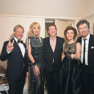 Kristina Orbakayte Instagram - Вот так, в Надыме собралась компания коллег, соратников и просто замечательных людей! И ещё я пополнила коллекцию своих гримёрок 🚪листайте! #кристинаорбакайте #дмитрийхаратьян #олегмитяев #светланазейналова #валерийсюткин. #надым