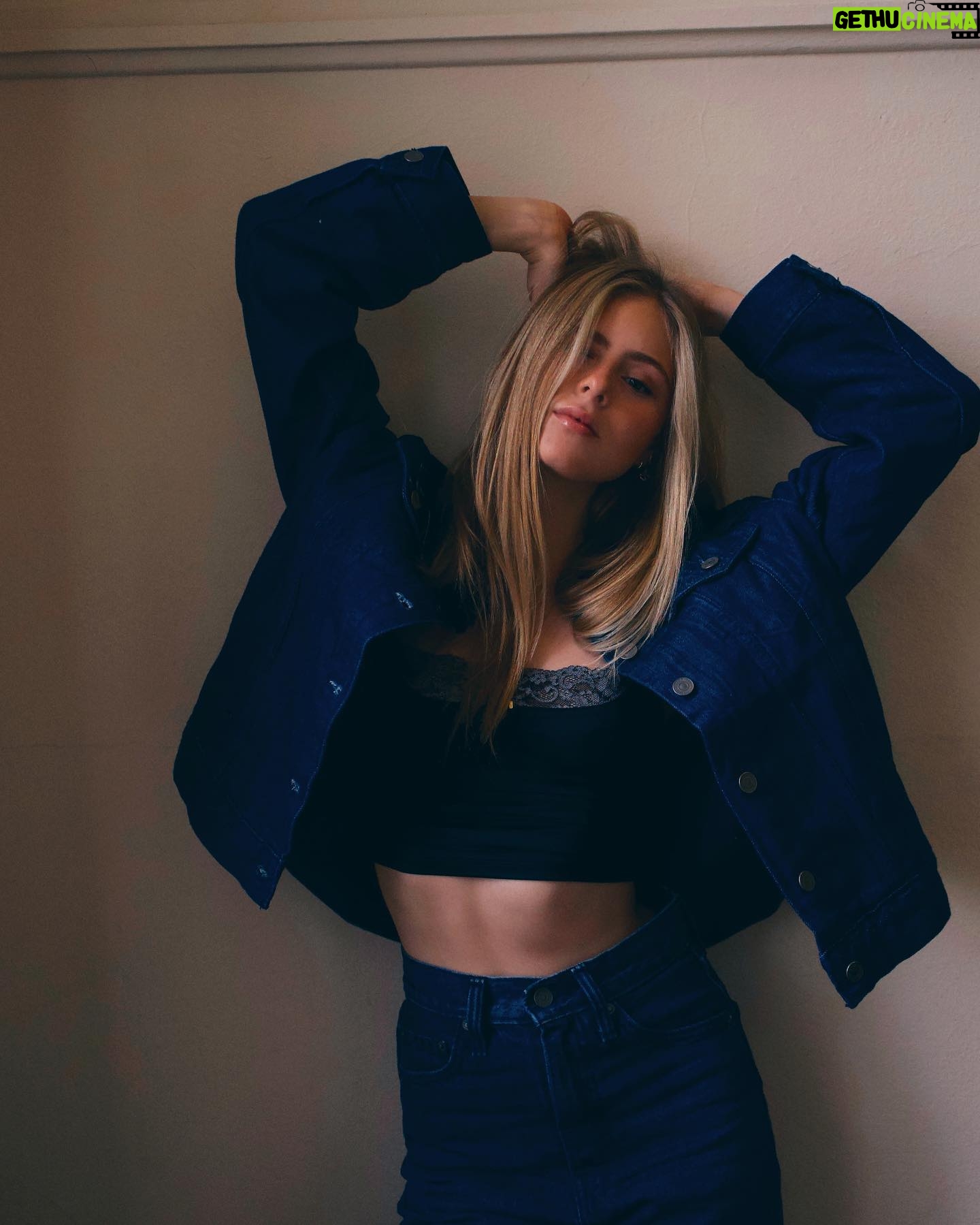 Loreto Peralta Instagram - La industria de la moda impacta directamente al medio ambiente, es por eso que es importante ser conscientes de nuestro consumo y sobre todo ser parte del cambio!!
Me encanta la colección WellThread®️de @levismx ya que está pensada a través de principios de diseño que la hacen 100% sustentable y está elaborada con materiales innovadores que consumen menos agua y productos químicos #CompraMejorUsaloMas #liveinlevis
