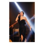 Şevval Sam Instagram - Unutulmaz konserler…⭐️⭐️⭐️⭐️⭐️⭐️⭐️
Fotoğraf: @canipek 
Elbise: @tarikedizofficial 
Styling: @816styling 
@mina.tanay @sburcucam 
Menajer: @ceydahasirci