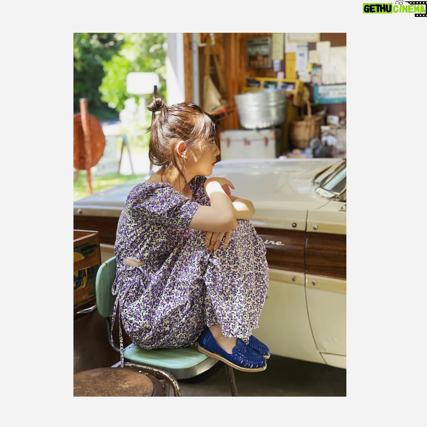 Minami Hamabe - 249.1K Likes - 2022年のカレンダーを発売ささせていただくことになりましたー!!🙂
4月はじまりのカレンダーです!
A5サイズ…たぶん卓上です🙂
みなさまの日常にとけこめる
朗らかなカレンダーになっているのではないかなと思います🙂
すべての月がお気に入りです🙂
ずっと前にストーリーあげたことがあるのですが
実は密かにずっとアイコンを変えたくて!!
この投稿の写真4枚を
①~④でどれをアイコンにしようか迷っているのでご意見聞かせてください🙂
紫ワンピースが爽やかでいいなあとすべて紫ワンピース候補です🙂
カレンダーは2月10日発売です!!