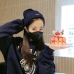 Park Bo-young Instagram – 😋🍓🍰
