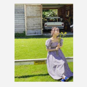 Minami Hamabe Instagram - 2022年のカレンダーを発売ささせていただくことになりましたー!!🙂

4月はじまりのカレンダーです!
A5サイズ…たぶん卓上です🙂
みなさまの日常にとけこめる
朗らかなカレンダーになっているのではないかなと思います🙂
すべての月がお気に入りです🙂

ずっと前にストーリーあげたことがあるのですが
実は密かにずっとアイコンを変えたくて!!
この投稿の写真4枚を
①～④でどれをアイコンにしようか迷っているのでご意見聞かせてください🙂
紫ワンピースが爽やかでいいなあとすべて紫ワンピース候補です🙂

カレンダーは2月10日発売です!!