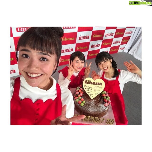 Suzu Hirose Instagram - 1日はガーナのバレンタインイベントでした。毎年3人で集まれてすごく好きな時間だなぁ。その時、今日誕生日の太鳳ちゃんにサプライズでお祝いもさせて頂いて、3人で焼肉行こうねって約束してきました。素敵な素敵なおふたりさまです☺︎
改めて、太鳳ちゃんおめでとーう♡♡♡