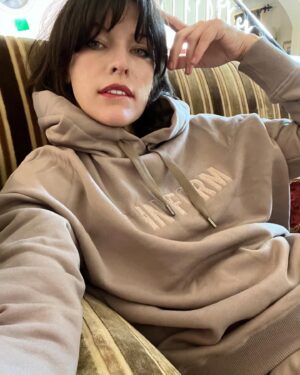 Milla Jovovich Instagram - Wait WHAT?? It’s my BIRTHDAY?? Jeez ok fine, I accept it. I might not be happy about it, but hey! Life goes on and I gotta turn 40 effin 6 at some point and it just happens to be now.🥳 Thank you to all my amazing followers, you guys have been incredible all these years. You haven’t allowed my super polarizing posts to turn you off of my page and I’m so grateful for that. To find so many kindred spirits who believe the world can change as I do. Some of you don’t agree, but you’ve hung on. Thank you for that. Some of you are new and well what can I say, some things you’ll enjoy and some you won’t agree with, but it will never be boring!😉 Thank you to my dear friend @ivannikolaev1 for my amazing new sweatsuit combo! What an amazing collab you’ve done with @u_in_form clothing! Me and my family are LIVING in these awesome outfits! We love you guys!!!❤️❤️❤️ So I’m having some wine to celebrate another fucking year😛 and I hope you all have an amazing holiday season. While I drink birthday wine.🤷🏻‍♀️If you’re with your family, don’t get caught up in politics and if you’re alone have a 🍸 and enjoy the hell out of it.💥 I love you guys. Thank you for all your love in return.❤️❤️❤️😘😘😘