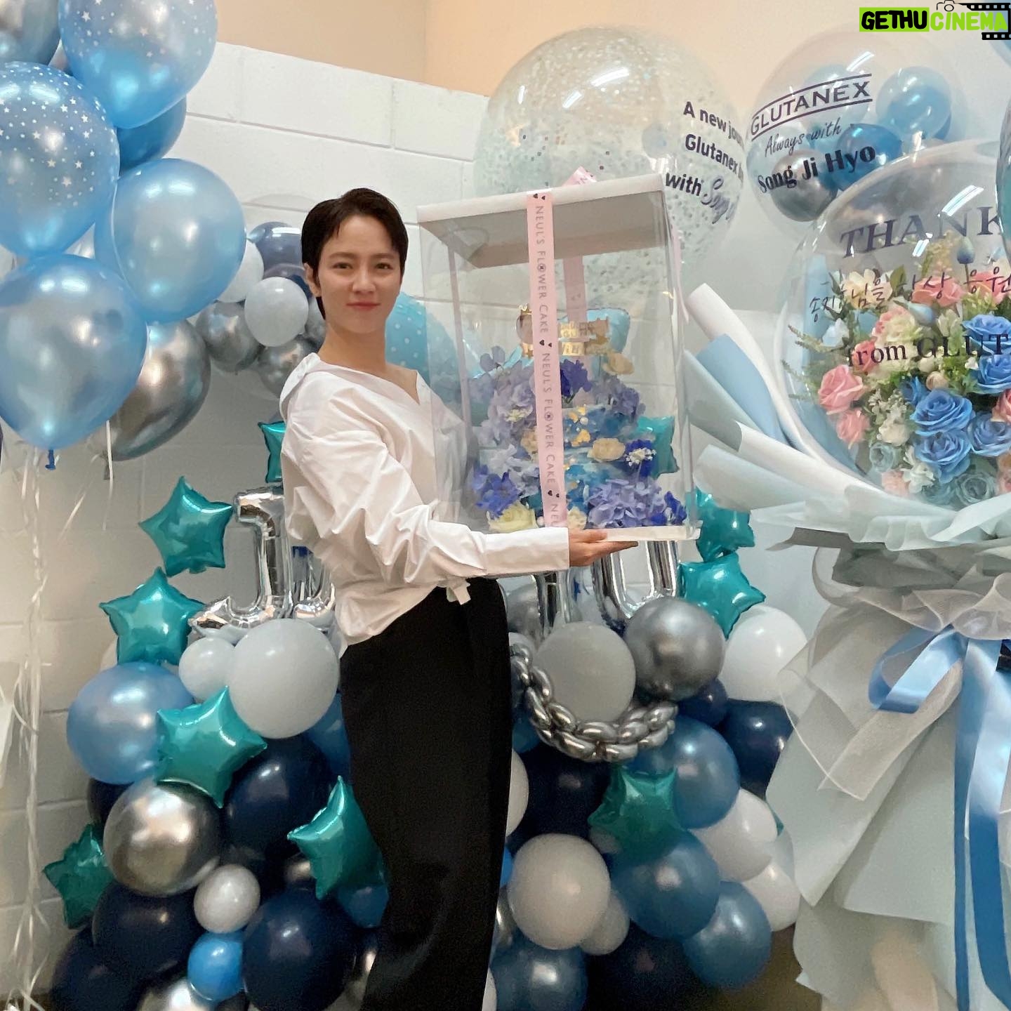Song Ji-hyo - 475.6K Likes - 대왕풍선이다아아
#글루타넥스 준비해주셔서
넘넘넘 감사합니다..
앞으로 화이팅입니다!!! 아자아자!