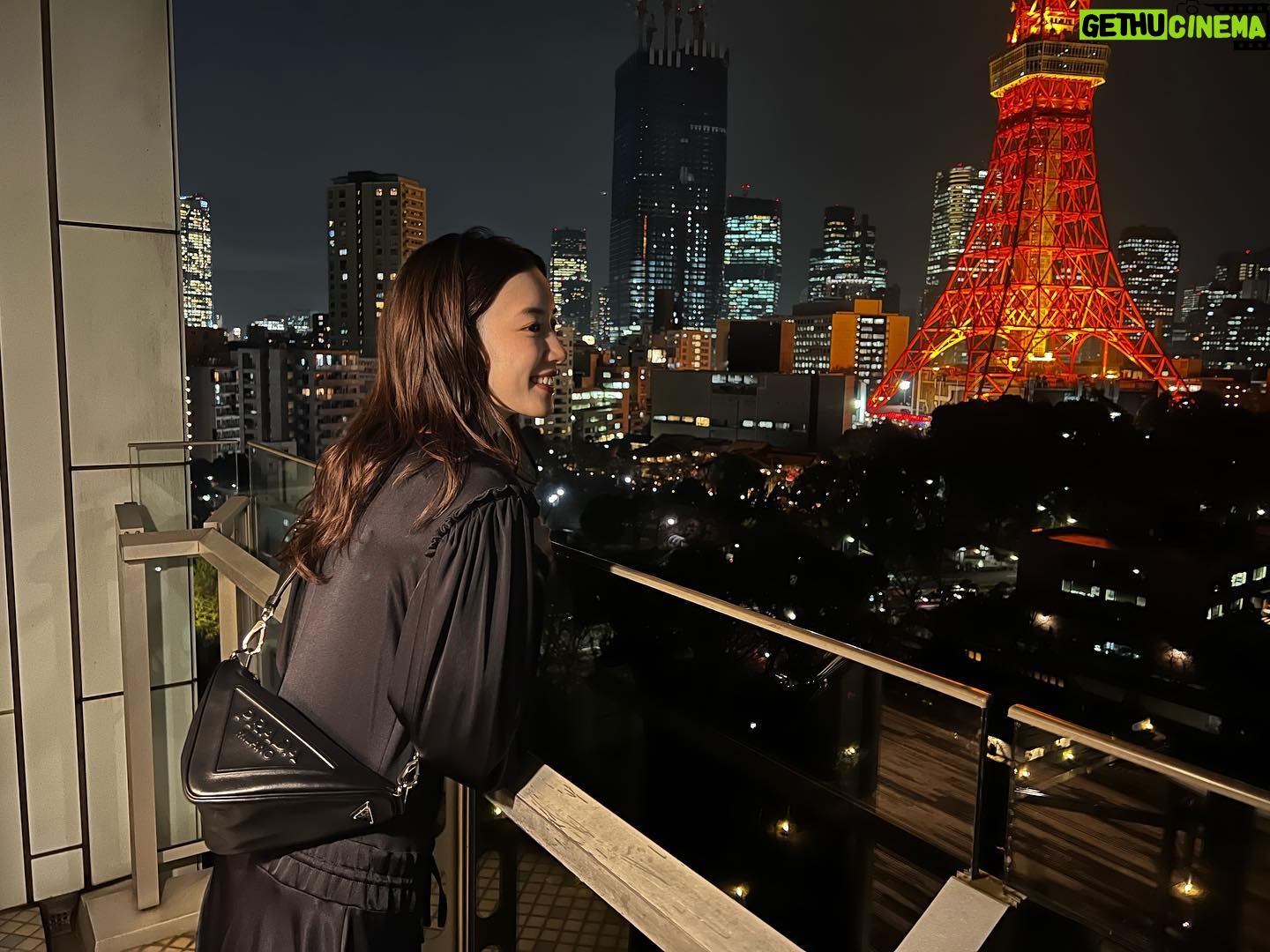 Mei Nagano Instagram - ・
東京タワーと共に🗼
三角バックをよく見たい方は
伊勢丹新宿店にて▲
#prada