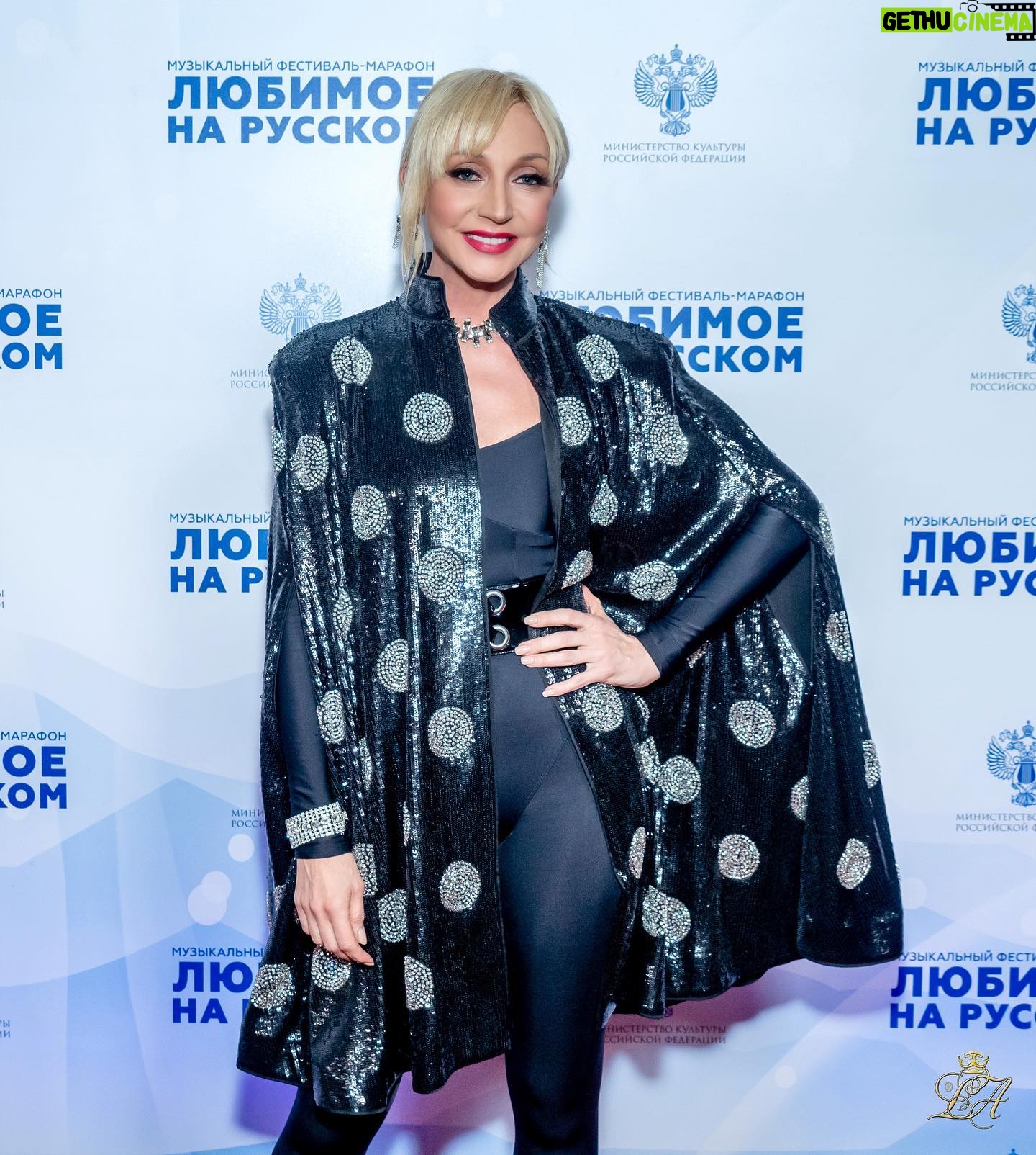 Kristina Orbakayte Instagram - Да, это был насыщенный вечер! 1 фото - «Любимое на Русском» эфир на @1tv Кейп - @hm #♾ Комбинезон - @fluide.fit 2 фото - Премия @fashiontv получила награду «Икона Стиля» 💎 Блуза - @hm #♾ Muah - @alexandrhagen