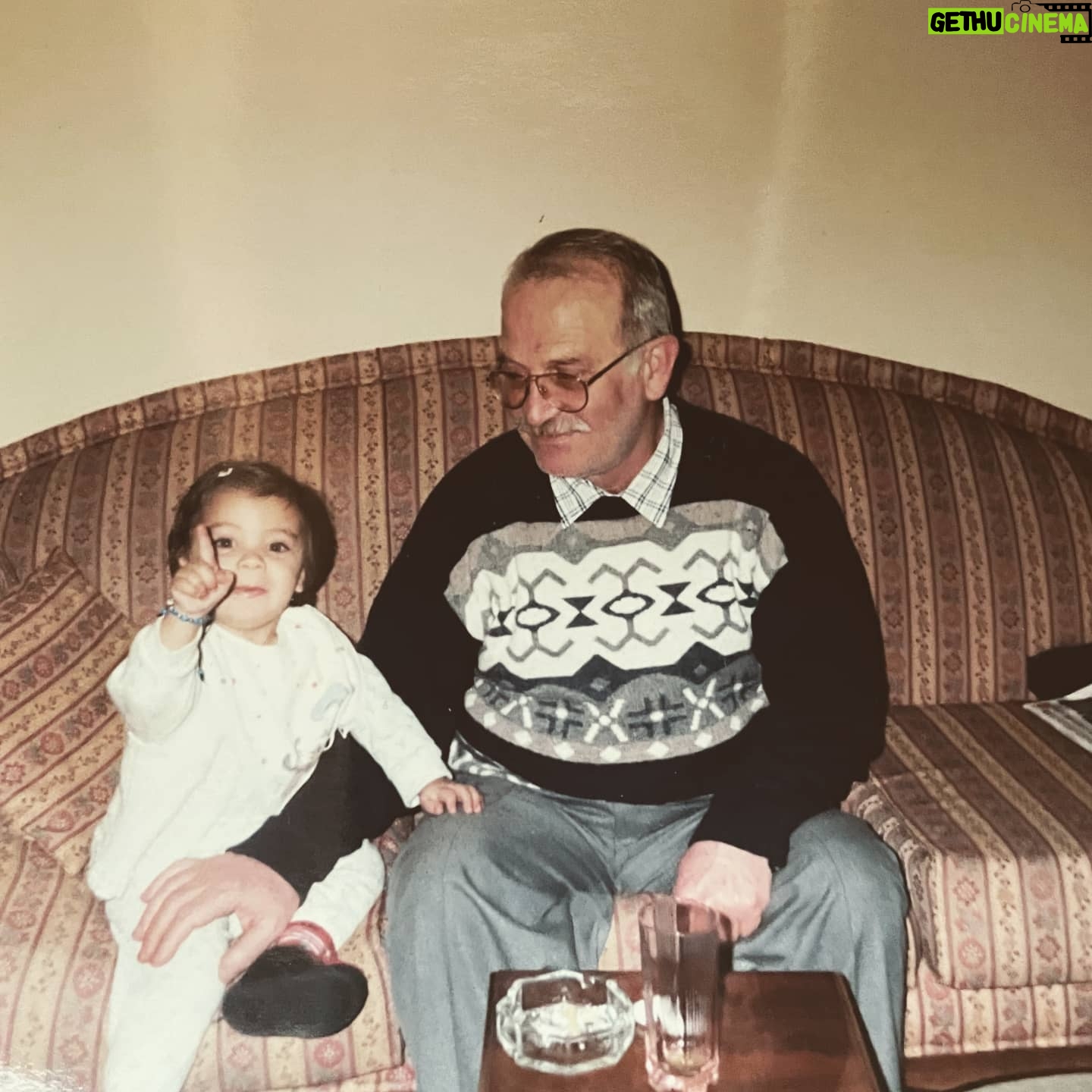 Biran Damla Yılmaz Instagram - Benim huysuzum, inadım, muzur gülüşlüm, babam.Bana öğrettiğin herşey için, verdiğin sonsuz sevgi için, teşekkür ederim. Artistin seni çok özliyicek...🙏