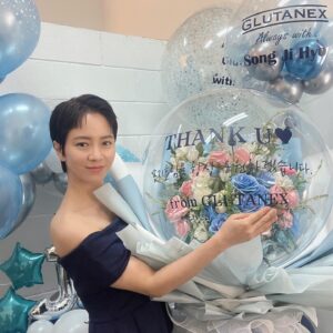 Song Ji-hyo Instagram - 대왕풍선이다아아
#글루타넥스 준비해주셔서 
넘넘넘 감사합니다..
앞으로 화이팅입니다!!! 아자아자!