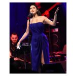 Şevval Sam Instagram – Özel gecelerde siz eğlenince biz daha da çok eğleniyoruz. Yine sahneden inmekte zorlandığımız, hiç bitmesin istediğimiz gecelerden biri.. 
Fotoğraf @sametaday 
Elbise @tarikedizofficial 
Styling @816styling 
@sburcucam 
@mina.tanay 
@ceydahasirci 
@funorgnet