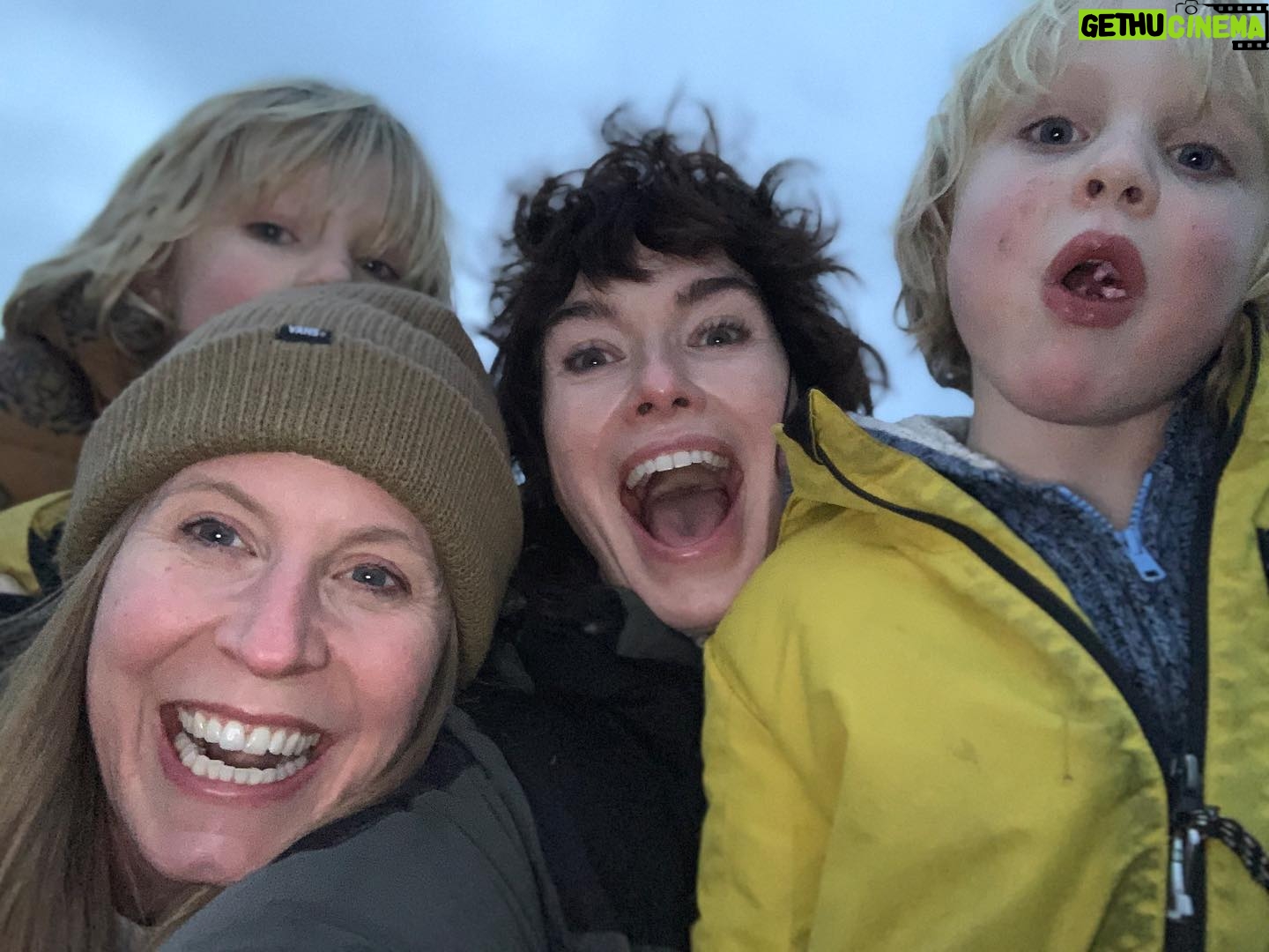 Lena Headey Instagram - Northern Sky. #lennyAlbieKaty ❤️❤️❤️