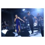 Şevval Sam Instagram - Özel gecelerde siz eğlenince biz daha da çok eğleniyoruz. Yine sahneden inmekte zorlandığımız, hiç bitmesin istediğimiz gecelerden biri.. 
Fotoğraf @sametaday 
Elbise @tarikedizofficial 
Styling @816styling 
@sburcucam 
@mina.tanay 
@ceydahasirci 
@funorgnet