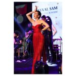 Şevval Sam Instagram – Yeni yıl önce sağlık, sonra şans ve o şansı kullanabilme farkındalığı getirsin hepimize..zaten bunlar olunca her şey güzel olur 🍀💞🥳🌈🎵🎈❤️🤩
Ve tabii ki sonsuz teşekkürlerimle..🤩❤️❤️❤️
Elbise: @tarikedizofficial 
Styling: @816styling 
@sburcucam 
@mina.tanay 
Fotoğraf: @fotografcibusraa 
Menajer: @ceydahasirci 
Organizasyon: @pollproduksiyon