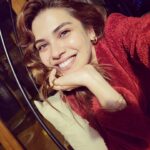 Biran Damla Yılmaz Instagram - Tarihte bugün, benim annem doğdu.💜Aslında artık teknik olarak bugün değil, 40 hatta ben bu postu atana kadar belki 50 dakika  geçmiş olucak.🤪 Bu  güçlü, utangaç, tatlı kadına iyi bakın,  çünkü ben bakmaya doyamıyorum🙈 İyi ki varsın annem, iyi ki doğmuşsun😍 Yoksa kim beni şimdiki ben yapıcaktı? Kim ergenliğimde beni gece yarılarına kadar bekliyicekti? TAMAM, kabul bende az değildim😁 Üf şimdi yazdıkça anılarla doldum, iyi ki bende biraz olsa büyümüşüm!Neyse uzun lafın kısası..Happy birthday, love u, kiss u and hug u💋💋💋💜💜😍😍
NOT: GÜN SONU MEMNUNİYETİ SON FOTOĞRAFTA, BYE.