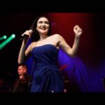 Şevval Sam Instagram - Gecelerden maviydi….💙💙💙💙💙💙her konser ayrı bir macera, ayrı bir akrabalık hali, ayrı bir iyileşme..iyi ki müzik var💘
Video: @cankarabulutofficial 
Elbise: @tarikedizofficial 
Styling: @816styling 
@mina.tanay @sburcucam 
Menajer: @ceydahasirci