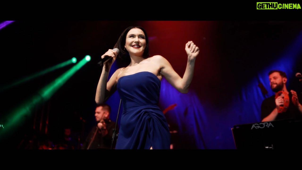 Şevval Sam Instagram - Gecelerden maviydi….💙💙💙💙💙💙her konser ayrı bir macera, ayrı bir akrabalık hali, ayrı bir iyileşme..iyi ki müzik var💘
Video: @cankarabulutofficial
Elbise: @tarikedizofficial
Styling: @816styling
@mina.tanay @sburcucam
Menajer: @ceydahasirci