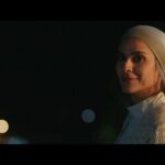 Niki Karimi Instagram – @arash.khoshkhou 

‎آرش خوشخو سردبیر روزنامه هفت صبح و منتقد سینمایی درباره این فیلم گفته است: «آتابای فیلمی برای بزرگسالان است. برای جان‏های پخته. برای تماشاگرانی که از سن نوجوانی عبور کرده‏اند و حالا دنبال یک معجون مرد افکن هستند. فیلمی‏ست برای این که در حس خود ویرانگرای مردان بالغ غرق شوید. برای این‌که نفسی تازه کنید و به ضرباهنگ شگفت‌انگیز طبیعت، ماه و آب و باد و آتش دل بسپرید؛ برای این‌که در حسرت‌ها و افسوس‌های‌تان غوطه بخورید و سپس با خودتان آشتی کنید.»

تدوين : بهار فنائى
@bahar_fanaei 
‏@atabai_movie
. 

www.cinematicket.org/movie/detail/3514

‎#آتابای #atabai #نیکی_کریمی #هادی_حجازی_فر #سحر_دولتشاهی #جواد_عزتی