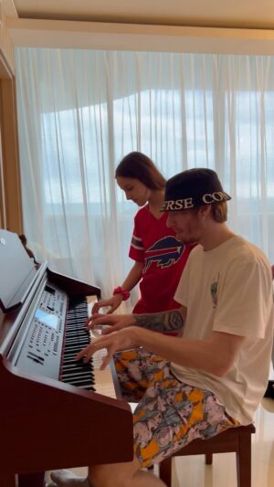 Kristina Orbakayte Instagram - С @npresnyakov всегда разучиваем что-нибудь новенькое 🎹 #клавдияземцова #кристинаорбакайте #family #моидети