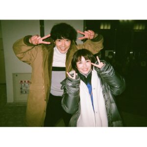 Minami Hamabe Instagram - こんばんは!
朝から電波ジャックからバラエティまで
お世話になりました🥬

ということはいよいよ
本日夜22時からは
『ドクターホワイト』初回放送です🥬

記憶喪失で自分の感情も汲み取れない
不思議で謎の多い少女が
豊富な医療知識と偏見をもたない目で
隠れた大病を見抜いてゆきます。
医療ドラマには珍しい
『診断』というものに焦点をあてていて
正しい診断を導き出すことで
命を救っていく物語となっています🥬
ただの医療ものとはひと味違う
新感覚の医療ミステリーです🥬

まずは無事に予定通り初回放送を
迎えられられることがうれしいです。
結構ドキドキする毎日ですからね🥬

そして昨日から初回放送がはじまるっていうことに更にドキドキしています🥬
自分でも驚くくらい緊張しています
ドクターホワイトをたくさんたくさん応援していただけることを祈っております…

初回放送は15分拡大でお送りいたします!
ぜひ本日22時からご覧ください!!

わたしもそれまでに撮影から帰って
起きてちゃんとみます…