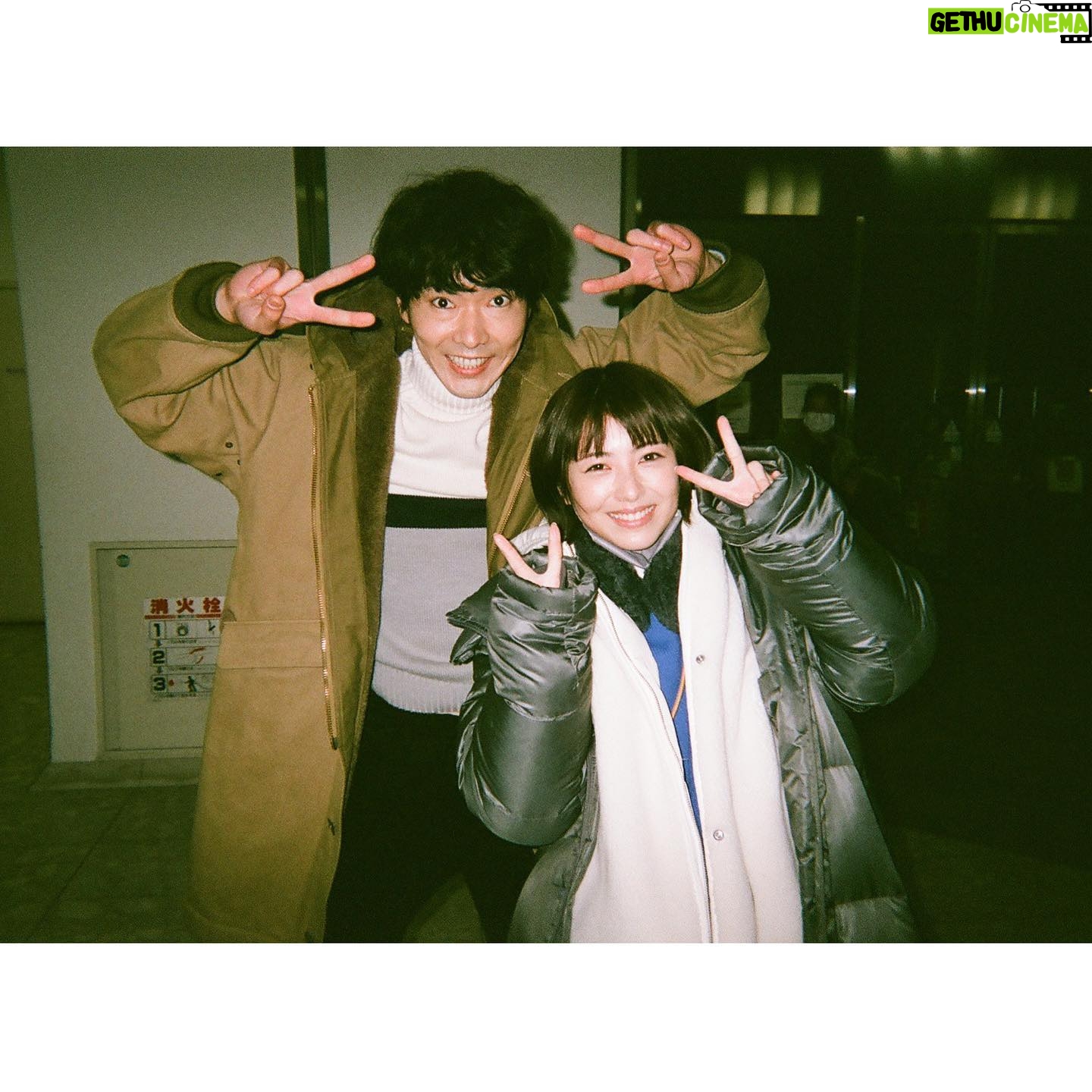 Minami Hamabe - 242.8K Likes - こんばんは!
朝から電波ジャックからバラエティまで
お世話になりました🥬
ということはいよいよ
本日夜22時からは
『ドクターホワイト』初回放送です🥬
記憶喪失で自分の感情も汲み取れない
不思議で謎の多い少女が
豊富な医療知識と偏見をもたない目で
隠れた大病を見抜いてゆきます。
医療ドラマには珍しい
『診断』というものに焦点をあてていて
正しい診断を導き出すことで
命を救っていく物語となっています🥬
ただの医療ものとはひと味違う
新感覚の医療ミステリーです🥬
まずは無事に予定通り初回放送を
迎えられられることがうれしいです。
結構ドキドキする毎日ですからね🥬
そして昨日から初回放送がはじまるっていうことに更にドキドキしています🥬
自分でも驚くくらい緊張しています
ドクターホワイトをたくさんたくさん応援していただけることを祈っております…
初回放送は15分拡大でお送りいたします!
ぜひ本日22時からご覧ください!!
わたしもそれまでに撮影から帰って
起きてちゃんとみます…