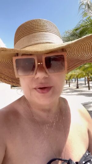 Marina Fedunkiv Instagram - Это что же такое получается? Как я теперь без ежедневных тренировок? Не понимаю, что делать, пойду к шведскому столу, организм требует компенсировать стресс…

#федункив #маринафедункив #актриса #певица #камеди #прикол #юмор #отпуск #фитнес #советскаяльвица #пожилойблоггер