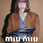 Milla Jovovich Instagram - That’s my kid. Yea that’s right.  #proudmama

✨m i u m i u✨

@MiuMiu Basic Instincts

Photographed by @TyroneLebon
Creative direction by @LinaKutsovskaya of @beg00dstudios
Styled by @LottaVolkova 
Booking @chrissbrenner 
 
#MiuMiuSS22
#MiuMiu
#MiucciaPrada
#everanderson