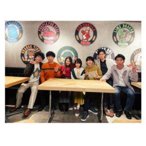 Minami Hamabe Instagram - 今夜22時からは!
『ドクターホワイト』第2話🥟
あっという間ですねえ

第2話は
分野を問わず各専門医師が集まり
難しい症状でも病名を確定させて命を救う診断に特化した
診断協議チーム｢CDT｣が発足🥟
とはいえすぐには上手くいかなくて…
CDTという新しいチームでここから1歩ずつ踏み出して…ゆける…のか!!🥟

1枚目は腰痛いって思ってました
2枚目は最近の撮影の終わりに皆で
撮った写真です🥟

最近CDTチームの誰かが私の
ツボにハマってしまって堪えきれなくて、背中を柄本さんに叩いてもらって気合いを入れ直しています🥟
皆さんお話面白くて楽しい毎日です

わたしも今日もリアタイでドラマを観れそうなのでワクワクくんです
今日は観れそうって思っていたので完パケ観ないで我慢してました
ぜひ!!ご覧下さい🥟
ご感想お待ちしております🥟