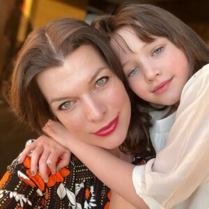 Milla Jovovich Instagram - Date night!🥳 With the family!😂 Sometimes you gotta have a family date night sans Bébé.😆 We can all put on our Saturday best and I don’t need to cook😉 Hope you’re all having a great weekend!❤️