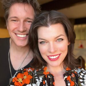 Milla Jovovich Instagram - Date night!🥳 With the family!😂 Sometimes you gotta have a family date night sans Bébé.😆 We can all put on our Saturday best and I don’t need to cook😉 Hope you’re all having a great weekend!❤️