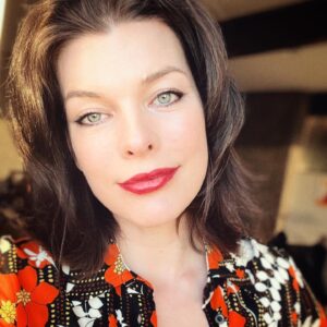 Milla Jovovich Instagram - Date night!🥳 With the family!😂 Sometimes you gotta have a family date night sans Bébé.😆 We can all put on our Saturday best and I don’t need to cook😉 Hope you’re all having a great weekend!❤️
