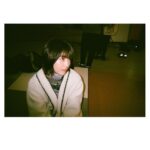 Minami Hamabe Instagram - 今夜22時からは!
『ドクターホワイト』第2話🥟
あっという間ですねえ

第2話は
分野を問わず各専門医師が集まり
難しい症状でも病名を確定させて命を救う診断に特化した
診断協議チーム｢CDT｣が発足🥟
とはいえすぐには上手くいかなくて…
CDTという新しいチームでここから1歩ずつ踏み出して…ゆける…のか!!🥟

1枚目は腰痛いって思ってました
2枚目は最近の撮影の終わりに皆で
撮った写真です🥟

最近CDTチームの誰かが私の
ツボにハマってしまって堪えきれなくて、背中を柄本さんに叩いてもらって気合いを入れ直しています🥟
皆さんお話面白くて楽しい毎日です

わたしも今日もリアタイでドラマを観れそうなのでワクワクくんです
今日は観れそうって思っていたので完パケ観ないで我慢してました
ぜひ!!ご覧下さい🥟
ご感想お待ちしております🥟