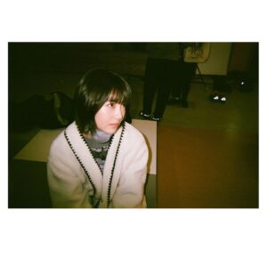 Minami Hamabe Instagram - 今夜22時からは!
『ドクターホワイト』第2話🥟
あっという間ですねえ

第2話は
分野を問わず各専門医師が集まり
難しい症状でも病名を確定させて命を救う診断に特化した
診断協議チーム｢CDT｣が発足🥟
とはいえすぐには上手くいかなくて…
CDTという新しいチームでここから1歩ずつ踏み出して…ゆける…のか!!🥟

1枚目は腰痛いって思ってました
2枚目は最近の撮影の終わりに皆で
撮った写真です🥟

最近CDTチームの誰かが私の
ツボにハマってしまって堪えきれなくて、背中を柄本さんに叩いてもらって気合いを入れ直しています🥟
皆さんお話面白くて楽しい毎日です

わたしも今日もリアタイでドラマを観れそうなのでワクワクくんです
今日は観れそうって思っていたので完パケ観ないで我慢してました
ぜひ!!ご覧下さい🥟
ご感想お待ちしております🥟