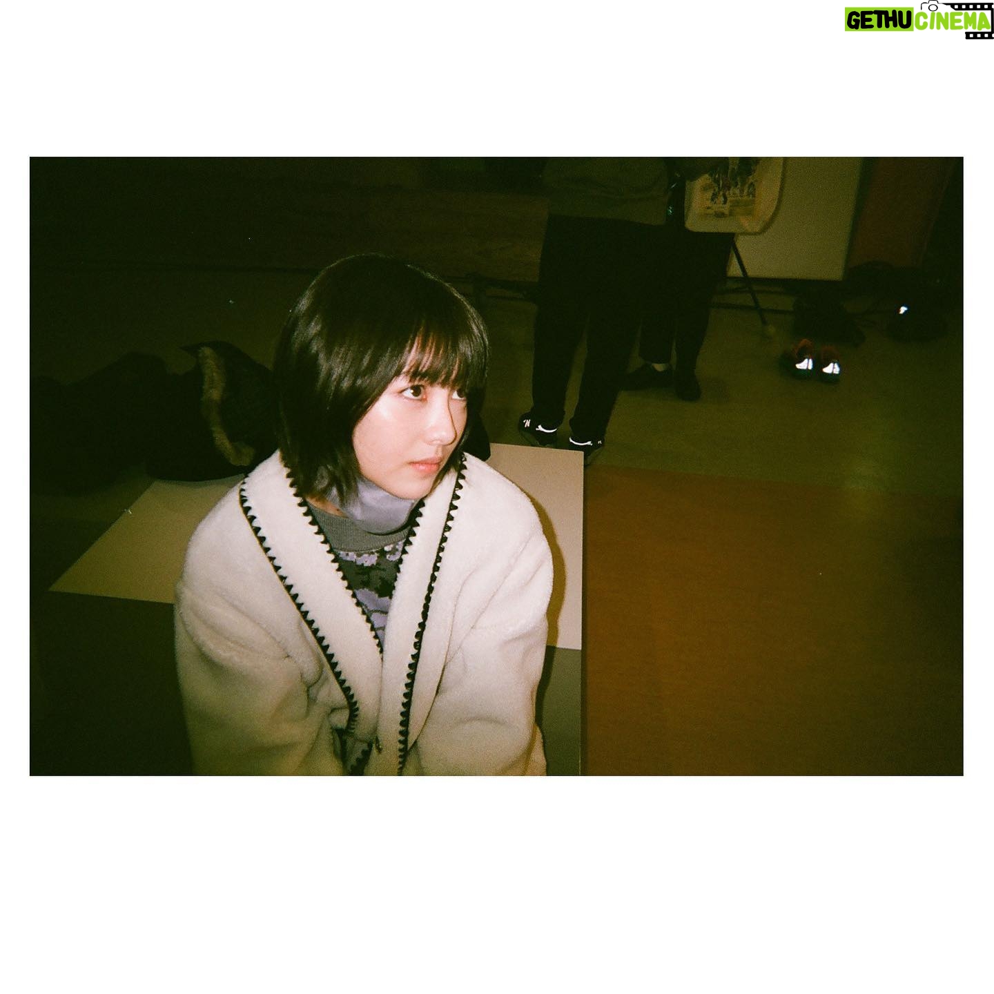 Minami Hamabe - 243.1K Likes - 今夜22時からは!
『ドクターホワイト』第2話🥟
あっという間ですねえ
第2話は
分野を問わず各専門医師が集まり
難しい症状でも病名を確定させて命を救う診断に特化した
診断協議チーム「CDT」が発足🥟
とはいえすぐには上手くいかなくて…
CDTという新しいチームでここから1歩ずつ踏み出して…ゆける…のか!!🥟
1枚目は腰痛いって思ってました
2枚目は最近の撮影の終わりに皆で
撮った写真です🥟
最近CDTチームの誰かが私の
ツボにハマってしまって堪えきれなくて、背中を柄本さんに叩いてもらって気合いを入れ直しています🥟
皆さんお話面白くて楽しい毎日です
わたしも今日もリアタイでドラマを観れそうなのでワクワクくんです
今日は観れそうって思っていたので完パケ観ないで我慢してました
ぜひ!!ご覧下さい🥟
ご感想お待ちしております🥟