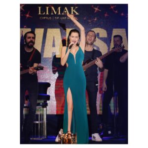 Şevval Sam Instagram - 🎶 💃🏻 Kıbrıs geceleri de bir başka oluyor gerçekten.. özlemişiz!!❤️‍🔥#kıbrıs @limakcyprus 
Fotoğraflar: @canipek 
Styling: @816styling  @sburcucam @mina.tanay 
@ceydahasirci 
@ruchan_olucak