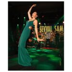 Şevval Sam Instagram – 🎶 💃🏻 Kıbrıs geceleri de bir başka oluyor gerçekten.. özlemişiz!!❤️‍🔥#kıbrıs @limakcyprus 
Fotoğraflar: @canipek 
Styling: @816styling  @sburcucam @mina.tanay 
@ceydahasirci 
@ruchan_olucak