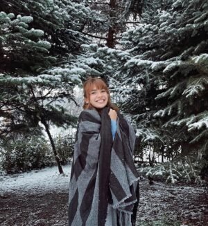 Biran Damla Yılmaz Instagram - O zaman Akrep Nalan’dan, “Kaarlaar düşer, düşer düşeeer ağlarım🎶” . Yok yok şaka, tamam🙊😁 Şuan sadece “Sonunda!❄️💜” diyebilirim☺️