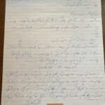 Niki Karimi Instagram - ☘️

تير ماه نودو شش بود كه نوشتن اتاباى را شروع كردم و اين اولين نسخه 
دست نويس فيلمنامه است . قصه بارها در ذهن مرور ميشود و خيلى جزييات اضافه و كم 
مى گردد . زمانى طولانى كه فقط فكر ميكنى اما انگار قلم نمى چرخد اما زمانى كه نوشتن اغاز مى شود ان موقع همه 
مى شود ابهام كه انگار كم كم دارد به يقين تبديل مى شود . اما همين ابهام زيباست كه گريبانت را مى گيرد و تا ننويسى از جانت بيرون نمى رود. 
شايد هم روزى كل اين دست نوشته اوليه را چاپ كردم ، هنوز به نظرم دست نوشته و كاغذ و  مداد و خودكار بهتر از كلمات چاپى ست . 
#آتابای 
#دستنوشته
#فيلمنامه