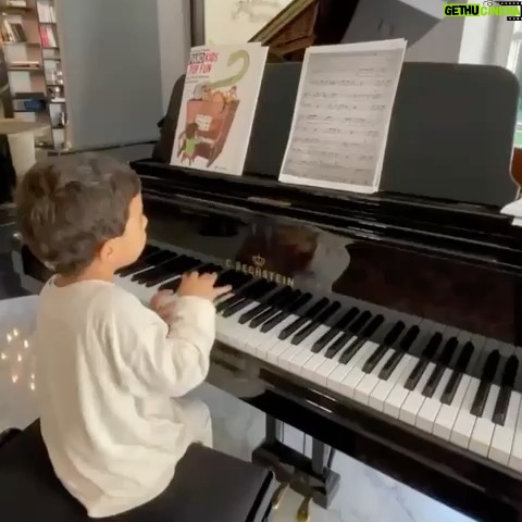 Sare Bayat Instagram - .
دورانِ قشنگِ زندگی من...
جان و جهان من...
تولدت...
سر آغازِ زندگی و دلیل زنده بودن من است.
خداوند حافظ تو و تمام کودکان جهان باشد.
تولد زیبایت هزاران بار بر ما مبارک،قلبِ خاله.
💕🌸🎀