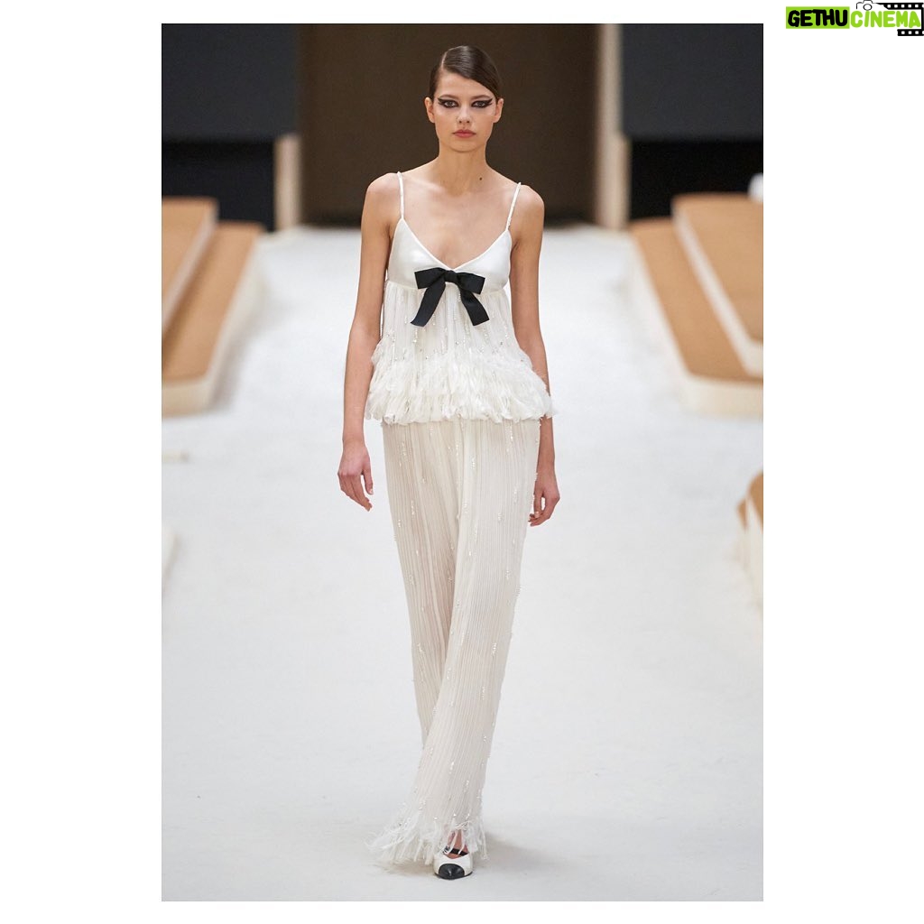 Nana Komatsu Instagram - CHANEL S/S 2022
Haute Couture collection👗👠
最後にパリでCHANELのshowを
観に行ってからもう2年が経ちました。
またパリに行ける日を楽しみに待ってます🇫🇷
今回のHaute Couture collectionは
ガブリエル シャネルが活躍していた1920-30年代のアバンギャルドから着想を得て、ジオメトリック柄の刺繍やコントラストが印象的なルックがたくさん登場。
動画で観ててもシルエットの美しさと
動いた時の表情がまた違って見入っちゃいました🌹
いやぁ、素敵。次のcollectionも楽しみ。
@chanelofficial
#CHANELHauteCouture