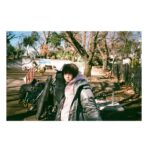Minami Hamabe Instagram - おつかれさまです!!
今夜22時からは
『ドクターホワイト』第3話🐒

ようやく総合診断協議チーム･CDTのメンバーが揃い、いよいよ始動!
心を閉ざした少年の病を診断します🐒
白夜ちゃんの謎もじわじわっと…
なので3話最後までぜひ🐒

外ロケは寒すぎてダウンにロケジャンを重ねてます…
写真でも手を出さない。そういうところ。だなってね。
寒いのと重いのが1番苦手🐒
そして写真は最近現場マネさんと
写ルンですとフィルムで撮ろうキャンペーンです謎です🐒
全然撮らないから現像出来なくて困ってます…

CDTチームはいつも和気あいあいとしていて皆が揃ったシーンの撮影がとにかく大好きです🐒
朝からいける…
今日は片桐仁さんがずっと
主題歌『心という名の不可解』を
歌ってました笑笑笑ツボすぎます

さあて
22時からお会いしましょう!!
待ってます🐒
お身体にお気をつけて🐒