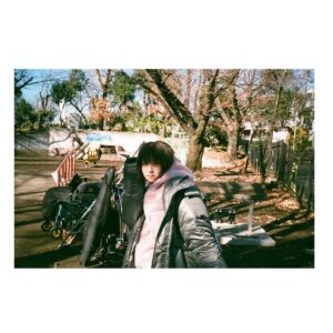 Minami Hamabe Instagram - おつかれさまです!!
今夜22時からは
『ドクターホワイト』第3話🐒

ようやく総合診断協議チーム･CDTのメンバーが揃い、いよいよ始動!
心を閉ざした少年の病を診断します🐒
白夜ちゃんの謎もじわじわっと…
なので3話最後までぜひ🐒

外ロケは寒すぎてダウンにロケジャンを重ねてます…
写真でも手を出さない。そういうところ。だなってね。
寒いのと重いのが1番苦手🐒
そして写真は最近現場マネさんと
写ルンですとフィルムで撮ろうキャンペーンです謎です🐒
全然撮らないから現像出来なくて困ってます…

CDTチームはいつも和気あいあいとしていて皆が揃ったシーンの撮影がとにかく大好きです🐒
朝からいける…
今日は片桐仁さんがずっと
主題歌『心という名の不可解』を
歌ってました笑笑笑ツボすぎます

さあて
22時からお会いしましょう!!
待ってます🐒
お身体にお気をつけて🐒