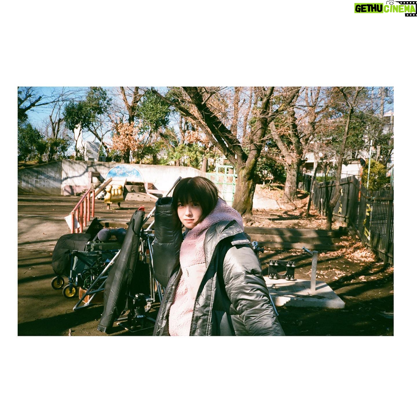 Minami Hamabe - 235K Likes - おつかれさまです!!
今夜22時からは
『ドクターホワイト』第3話🐒
ようやく総合診断協議チーム・CDTのメンバーが揃い、いよいよ始動!
心を閉ざした少年の病を診断します🐒
白夜ちゃんの謎もじわじわっと…
なので3話最後までぜひ🐒
外ロケは寒すぎてダウンにロケジャンを重ねてます…
写真でも手を出さない。そういうところ。だなってね。
寒いのと重いのが1番苦手🐒
そして写真は最近現場マネさんと
写ルンですとフィルムで撮ろうキャンペーンです謎です🐒
全然撮らないから現像出来なくて困ってます…
CDTチームはいつも和気あいあいとしていて皆が揃ったシーンの撮影がとにかく大好きです🐒
朝からいける…
今日は片桐仁さんがずっと
主題歌『心という名の不可解』を
歌ってました笑笑笑ツボすぎます
さあて
22時からお会いしましょう!!
待ってます🐒
お身体にお気をつけて🐒