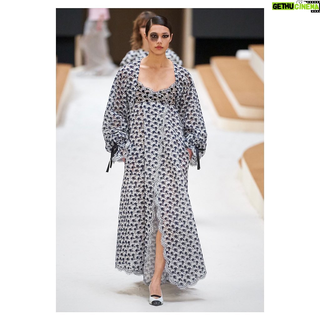 Nana Komatsu Instagram - CHANEL S/S 2022
Haute Couture collection👗👠
最後にパリでCHANELのshowを
観に行ってからもう2年が経ちました。
またパリに行ける日を楽しみに待ってます🇫🇷
今回のHaute Couture collectionは
ガブリエル シャネルが活躍していた1920-30年代のアバンギャルドから着想を得て、ジオメトリック柄の刺繍やコントラストが印象的なルックがたくさん登場。
動画で観ててもシルエットの美しさと
動いた時の表情がまた違って見入っちゃいました🌹
いやぁ、素敵。次のcollectionも楽しみ。
@chanelofficial
#CHANELHauteCouture